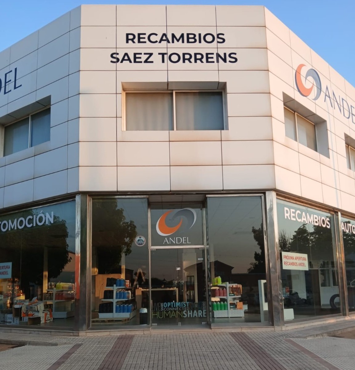 Fachada de Recambios Saez Torrens en Inca, tienda de repuestos de coche